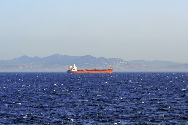 Rosyjskie paliwo objęte międzynarodowymi sankcjami zalewa Afrykę