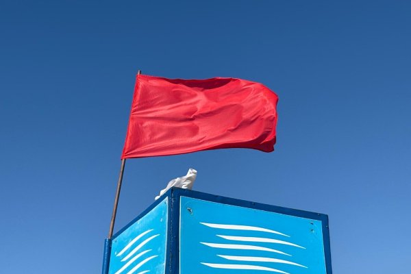 Czerwone flagi na kilkudziesięciu nadmorskich kąpieliskach