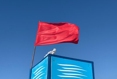 Czerwone flagi na kilkudziesięciu nadmorskich kąpieliskach