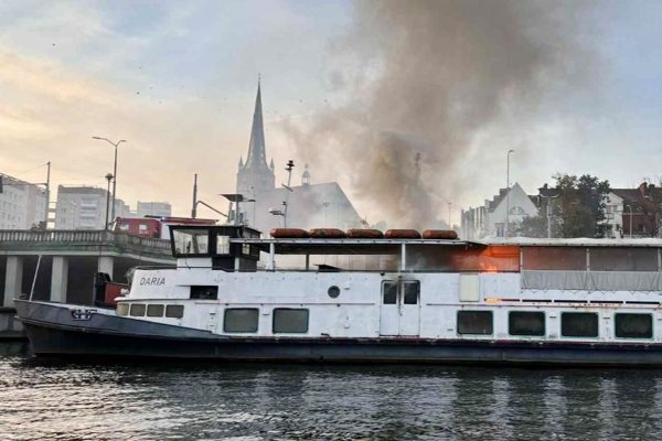 Statek porzucony na Odrze zostanie odholowany po decyzji wojewody