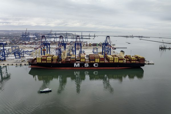 Pierwszy testowy statek oceaniczny przy nabrzeżu T3 w Baltic Hub w Gdańsku