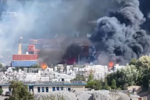 Wybuchy i poważny pożar w porcie w Hamburgu