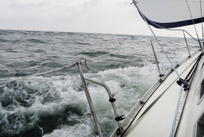 Fala zmyła skipera z pokładu; jacht rozbił się na falochronie portu