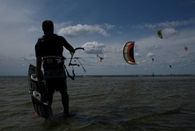 Tragedia w Jastarni. 59-letni kitesurfer porwany przez wiatr