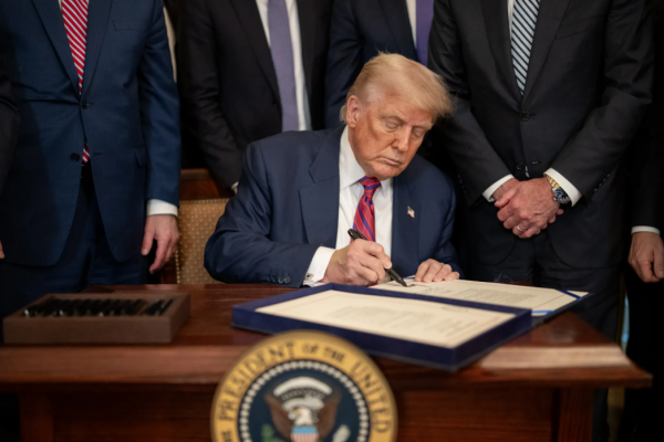 Trump podpisał dekrety o nowych cłach, zwiększając stawkę m.in. dla Kanady