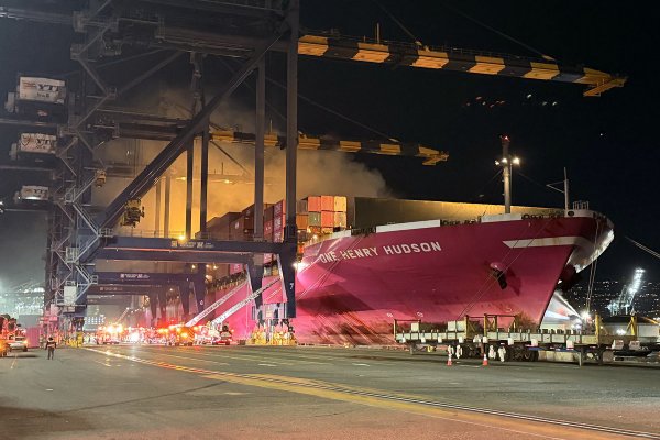 Pożar na pokładzie kontenerowca One Henry Hudson w porcie w Los Angeles