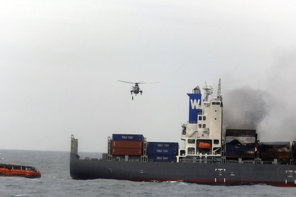 Kontenerowiec Wan Hai 503, na którym wybuchł pożar jest holowany do port...
