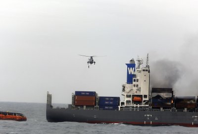 Kontenerowiec Wan Hai 503, na którym wybuchł pożar jest holowany do port...