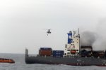 Kontenerowiec Wan Hai 503, na którym wybuchł pożar jest holowany do port...