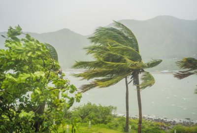 Zachodnia Jamajka odcięta od reszty kraju po przejściu huraganu Melissa...