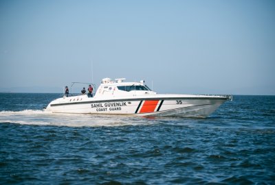 Łódź z migrantami zderzyła się z tureckim statkiem straży przybrzeżnej...