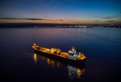 Tankowiec z rosyjskiej floty cieni wznowił kurs w kierunku Kanału Sueski...