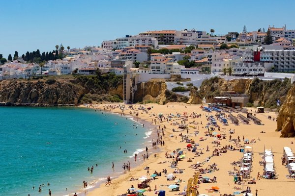 Turystyczne żniwa na plażach Portugalii