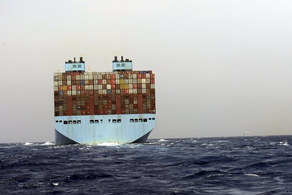 Trwa holowanie kontenerowca, który dryfował na Atlantyku