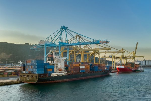 Interwencja sił specjalnych na statku handlowym po ataku terrorystów