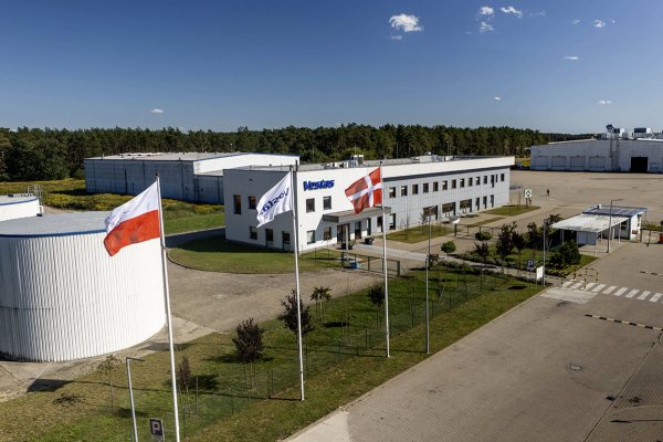 Vestas oficjalnie przejmuje fabrykę łopat do turbin wiatrowych w Goleniowie