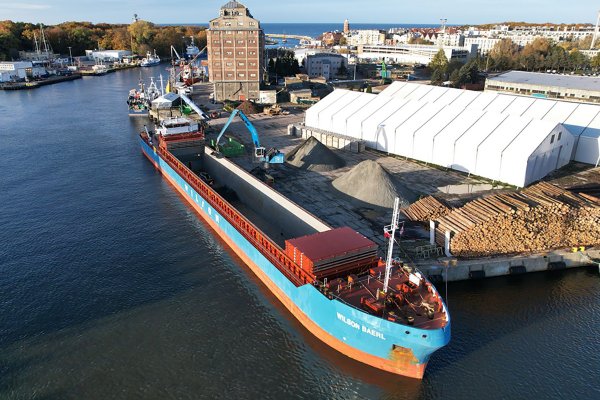 Statek handlowy wpłynął „na centymetry” do kołobrzeskiego portu