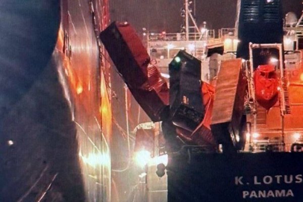 Podczas rozładunku runęły kontenery. Cześć spadła na tankowiec podczas bunkrowania...