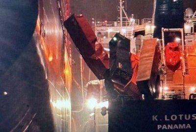 Podczas rozładunku runęły kontenery. Cześć spadła na tankowiec podczas b...