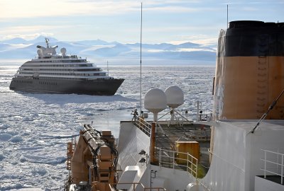 Wycieczkowiec utknął w paku lodowym. Pomógł amerykański lodołamacz [FILM...