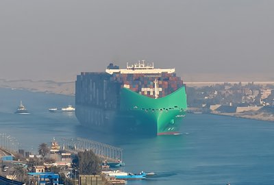 Kanał Sueski wita powrót dużych kontenerowców ale liczy też straty