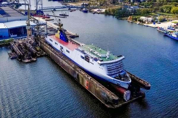 Prom Epsilon zmienia barwy w stoczniowym doku 