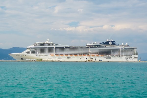 Tysiące pasażerów statków wycieczkowych utknęły na wodach Zatoki Perskie...