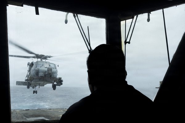 Sea Hawk wodował na Morzu Arabskim, jeden członek załogi poszukiwany