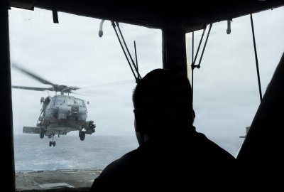 Sea Hawk wodował na Morzu Arabskim, jeden członek załogi poszukiwany