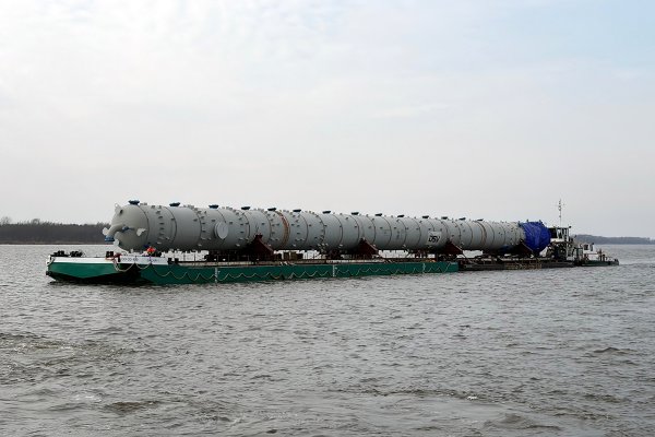 Kolumny dla ORLENU przypłynęły Wisłą do Płocka