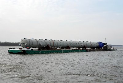 Kolumny dla ORLENU przypłynęły Wisłą do Płocka