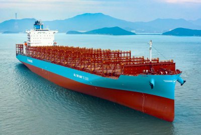 Maersk czarteruje kontenerowiec na metanol z japońskiej stoczni