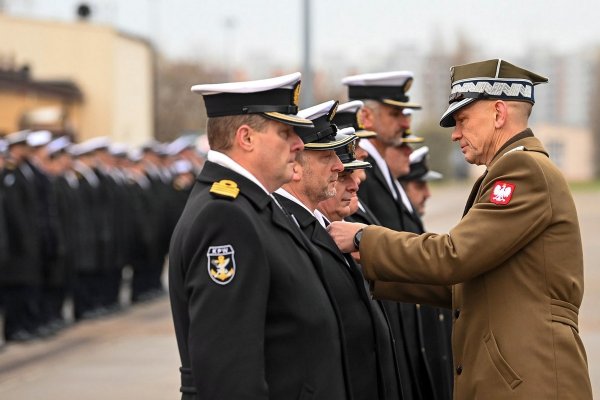 Prezydent nadał odznaczenia państwowe ośmiu marynarzom