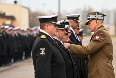 Prezydent nadał odznaczenia państwowe ośmiu marynarzom