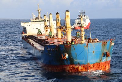 Dryfujący po Morzu Norweskim masowiec przejęty przez holownik