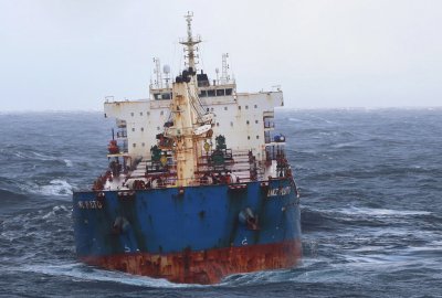 Dryfujący po Morzu Norweskim masowiec przejęty przez holownik