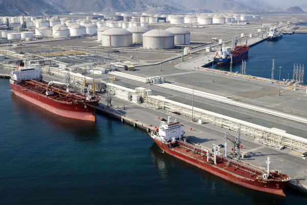 Zawieszono część operacji portu Fudżajra po ataku dronów i ostrzale