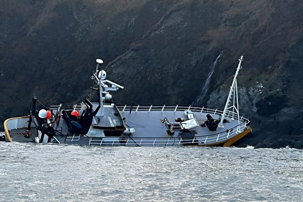 Dozorowiec osiadł na skałach u wybrzeży Walii. Polak na pokładzie