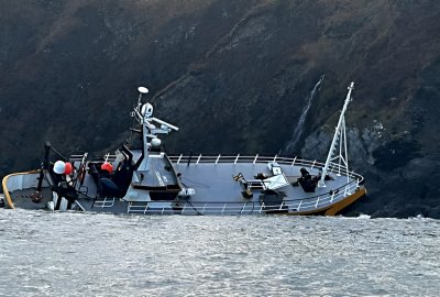 Dozorowiec osiadł na skałach u wybrzeży Walii