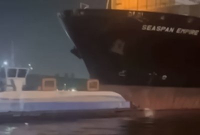 Blisko 300-metrowy kontenerowiec zderzył się z dwoma promami w porcie Sa...