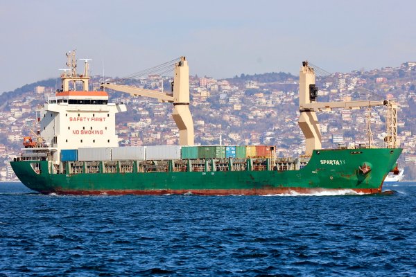 Objęty sankcjami USA rosyjski statek kluczy u wybrzeży Sardynii