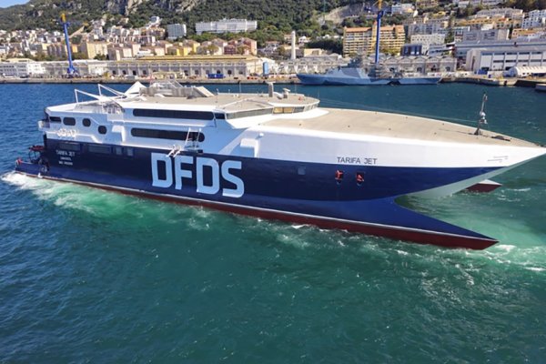 Kolizja szybkiego promu DFDS z nabrzeżem w porcie St Helier 