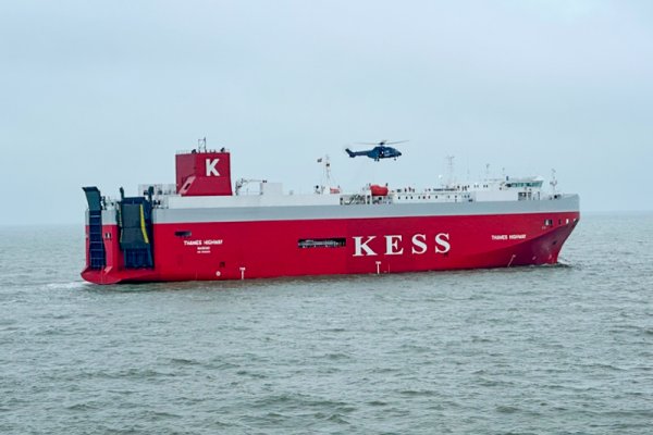 Morze Wattowe: Pożar na pokładzie samochodowca Thames Highway