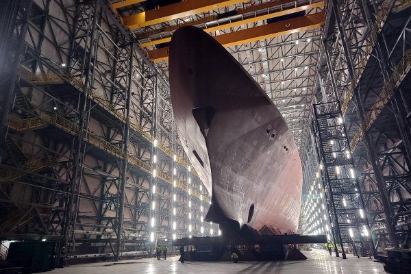 Blok dziobowy przyszłej fregaty ORP Wicher przeholowany do hali