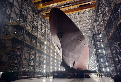 Blok dziobowy przyszłej fregaty ORP Wicher przeholowany do hali