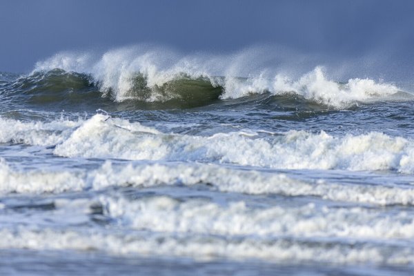 Wysoka fala na Zalewie Wiślanym i cofka na Bałtyku