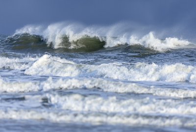 Wysoka fala na Zalewie Wiślanym i cofka na Bałtyku