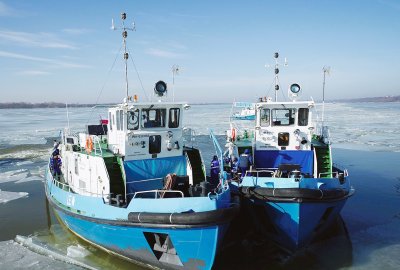 Siedem lodołamaczy kruszy lód na Zbiorniku Włocławskim