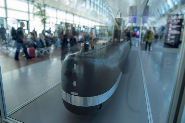 Replika okrętu podwodnego ORP Sokół na gdańskim lotnisku