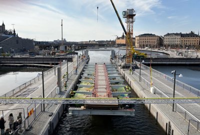 Do Sztokholmu dopłynęła wyprodukowana w Polsce kładka, ma być nową atrak...